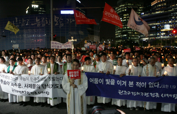 30일 저녁 서울시청 앞 광장에서 열린 천주교정의구현 전국사제단 시국미사를 마친 사제단과 시민들이 촛불과 펼침막을 들고 을지로 입구를 가득 메운 채 행진하고 있다. 강재훈 선임기자 <A href="mailto:khan@hani.co.kr">khan@hani.co.kr</A>