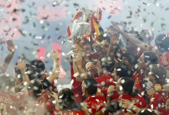 스페인이 30일 오전(이하 한국시간) 오스트리아 빈 에른스트하펠 슈타디온에서 열린 2008 유럽축구선수권대회(유로2008) 결승에서 전반 33분 간판 공격수 페르난도 토레스의 득점으로 독일을 1-0으로 눌러 우승한 뒤, 선수들이 트로피를 들어올리고 있다. AP/연합