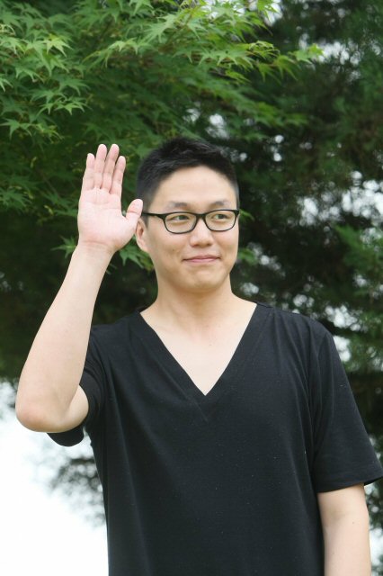 가수 성시경이 1일 강원도 춘천 102 보충대를 통해 입대를 하면서 팬들을 향해 인사하고 있다.  (연합뉴스)