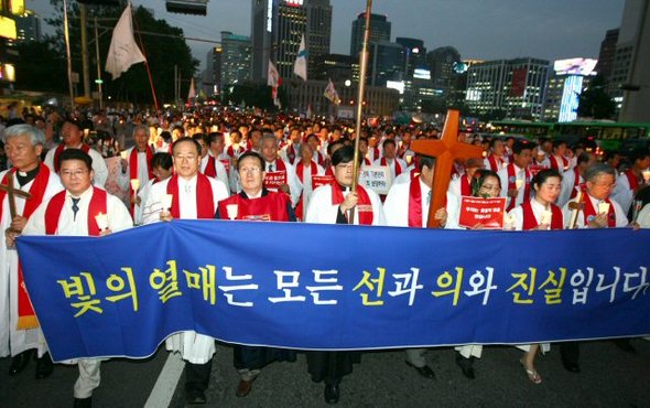 정부의 미국산 쇠고기 수입고시와 재개에 반대해 3일 오후 서울 시청광장에서 시국기도회를 마친 한국기독교협의회 소속 목회자들과 시민들이 고시철회와 재협상을 요구하는 구호와 찬송을 외치며 서울 태평로 일대를 행진하고 있다. 연합