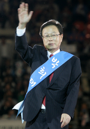 3일 오후 올림픽체조경기장에서 열린 제10차 한나라당 전당대회에서 대표최고위원에 출마한  박희태 후보가 연설을 하기에 앞서 손을 들어 인사하고 있다. 강재훈 선임기자 khan@hani.co.kr