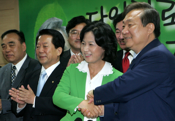 통합민주당 당대표에 출마한 정대철 후보(오른쪽부터)와 추미애 후보가 4일 오전 서울 당산동 당사에서 후보 단일화 기자회견을 마친 뒤 악수하고 있다. 강재훈 선임기자 khan@hani.co.kr