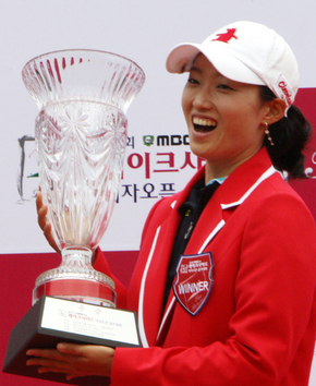 4일 경기도 용인 레이크사이드골프장에서 열린 한국여자프로골프 MBC투어 레이크사이드여자오픈 최종 라운드에서 4언더파 68타를 쳐 3라운드 합계 12언더파 204타로 우승한 홍란이 우승컵을 안고 활짝 웃고 있다. (연합뉴스)