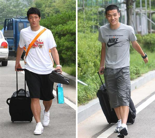 올림픽축구대표팀의 훈련이 시작된 7일, 수비수 김진규(FC서울·왼쪽)와 군 제대를 4개월여 앞둔 공격수 김승용(광주 상무)이 파주 대표팀트레이닝센터로 들어오고 있다.  파주/연합뉴스
