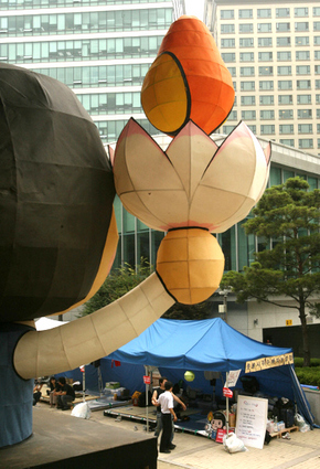 5s경찰 수배를 받고 있는 ‘광우병 국민대책회의’ 관계자들이 7일 오후 서울 견지동 조계사 경내 천막 농성장에서 이틀째 농성하고 있다. 천막을 내려다보는 왼쪽의 조형물은 지난 4일 불교계가 서울 시청앞 광장 시국법회에서 선보인 ‘촛불소녀’를 상징하는 연등이다. 박종식 기자 <A href="mailto:anaki@hani.co.kr">anaki@hani.co.kr</A>