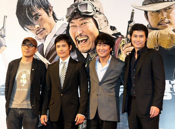 우리가 ‘놈놈놈’ 주역들 - 7일 오후 용산 CGV에서 열린 영화 ‘좋은 놈, 나쁜 놈, 이상한 놈’(감독 김지운)의 언론 시사회에서 김지운 감독(왼쪽부터), 배우 이병헌, 정우성, 송강호가 포즈를 취하고 있다. (연합뉴스) 우리가 ‘놈놈놈’ 주역들 - 7일 오후 용산 CGV에서 열린 영화 ‘좋은 놈, 나쁜 놈, 이상한 놈’(감독 김지운)의 언론 시사회에서 김지운 감독(왼쪽부터), 배우 이병헌, 정우성, 송강호가 포즈를 취하고 있다. (연합뉴스)
