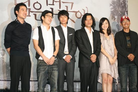 영화 〈님은 먼 곳에〉 이준익 감독과 출연 배우들. ⓒ 한겨레 블로그 블루카페 영화 〈님은 먼 곳에〉 이준익 감독과 출연 배우들. ⓒ 한겨레 블로그 블루카페