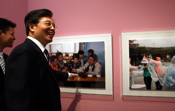 매그넘코리아 관람하는 중국대사 = 닝푸쿠이 주한 중국대사가 9일 오전 ‘매그넘 코리아’ 사진전이 열리고 있는 서울 서초동 예술의 전당 한가람미술관을 찾아 작품들을 관람하고 있다. <한겨레> 창간 20돌을 기념해 마련된 사진전은 8월24일까지 개최된다. 신소영 기자 viator@hani.co.kr 매그넘코리아 관람하는 중국대사 = 닝푸쿠이 주한 중국대사가 9일 오전 ‘매그넘 코리아’ 사진전이 열리고 있는 서울 서초동 예술의 전당 한가람미술관을 찾아 작품들을 관람하고 있다. <한겨레> 창간 20돌을 기념해 마련된 사진전은 8월24일까지 개최된다. 신소영 기자 viator@hani.co.kr