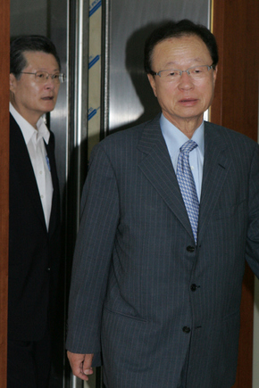 박희태 한나라당 대표(앞)가 8일 오전 서울 여의도 당사에서 비공개로 열린 최고위원회의에 참석하려고 친박계의 허태열 최고위원과 함께 승강기를 내리고 있다. 이 회의에서 친박인사들의 복당문제가 논의됐다.  강재훈 선임기자 khan@hani.co.kr