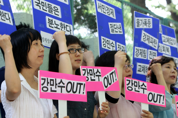 경제정의실천시민연합 회원들이 8일 오전 서울 세종로 정부중앙청사 뒤 쪽에서 “강만수 기획재정부 장관이 물가폭등을 부추겼다”면서 강 장관의 경질을 촉구하고 있다. 김정효 기자 <A href="mailto:hyopd@hani.co.kr">hyopd@hani.co.kr</A>