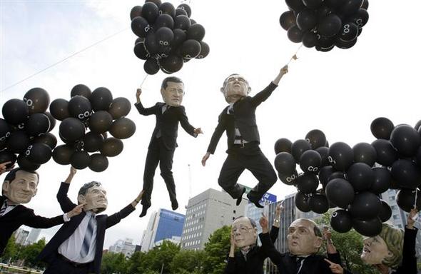 국제 구호단체 옥스팜 회원들이 8일 일본 북부 홋카이도 삿포로에서 주요 8개국(G8) 정상들이 자국에서 내뿜는 이산화탄소의 양을 나타내는 풍선을 들고 있는 모습을 연출하고 있다.  삿포로/AP 연합