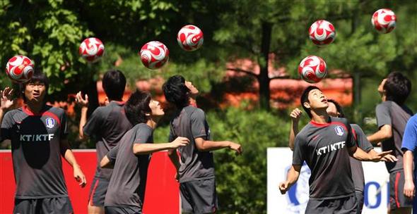 올림픽축구대표팀 선수들이 9일 오전 파주 대표팀트레이닝센터에서 헤딩연습을 하고 있다.  파주/연합뉴스