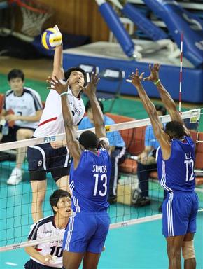 신영수가 13일 2008 월드리그 국제남자배구 쿠바와의 경기에서 스파이크를 하고 있다.
전주/연합뉴스 신영수가 13일 2008 월드리그 국제남자배구 쿠바와의 경기에서 스파이크를 하고 있다.
전주/연합뉴스