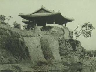 〈노을 속의 조선 황포돛배〉 배경이 되는 연광정. 〈노을 속의 조선 황포돛배〉 배경이 되는 연광정.