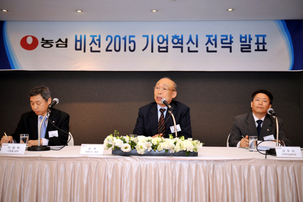 오전 서울 소공동 프라자호텔에서 열린 기자간담회에서 농심의 손욱 회장(가운데)이 창립 50돌이 되는 2015년에 매출 4조원을 달성하겠다는 비전을 발표하고 있다. 이물질 사고와 관련해 ‘고객 안심 프로젝트’ 실현에도 모두 400억원을 투자하겠다고 밝혔다. 이날 손 회장은 ‘광고주 압박’ 운동과 관련해 검찰이 네티즌 고소를 권유했지만 이를 거절했다고 전했다. 농심 제공 오전 서울 소공동 프라자호텔에서 열린 기자간담회에서 농심의 손욱 회장(가운데)이 창립 50돌이 되는 2015년에 매출 4조원을 달성하겠다는 비전을 발표하고 있다. 이물질 사고와 관련해 ‘고객 안심 프로젝트’ 실현에도 모두 400억원을 투자하겠다고 밝혔다. 이날 손 회장은 ‘광고주 압박’ 운동과 관련해 검찰이 네티즌 고소를 권유했지만 이를 거절했다고 전했다. 농심 제공