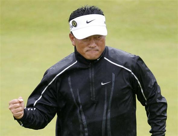 ‘탱크’ 최경주가 17일(한국시각) 영국 로열 버크데일골프코스에서 열린 브리티시오픈골프대회 1라운드 6번홀에서 파를 지켜낸 뒤 주먹을 불끈쥐고 있다. 최경주는 까다로운 코스 구성과 비바람 때문에 경기하는데 어려움을 겪었으나 버디 2개, 보기 4개로 2오버파 72타를 쳐 기분좋게 첫 출발을 했다. 사우스포트/AP 연합 ‘탱크’ 최경주가 17일(한국시각) 영국 로열 버크데일골프코스에서 열린 브리티시오픈골프대회 1라운드 6번홀에서 파를 지켜낸 뒤 주먹을 불끈쥐고 있다. 최경주는 까다로운 코스 구성과 비바람 때문에 경기하는데 어려움을 겪었으나 버디 2개, 보기 4개로 2오버파 72타를 쳐 기분좋게 첫 출발을 했다. 사우스포트/AP 연합