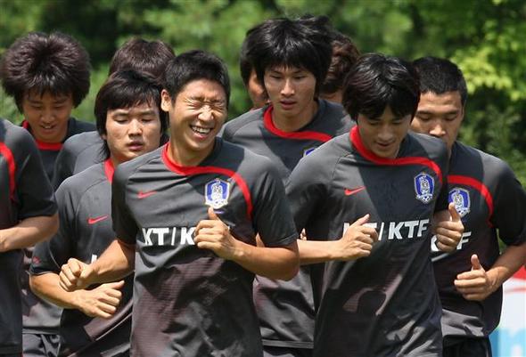 올림픽 축구대표팀 선수들이 과테말라와 친선경기 하루 뒤인 17일 파주 국가대표트레이닝센터(NFC)에서 밝은 표정으로 회복훈련을 하고 있다.   연합뉴스