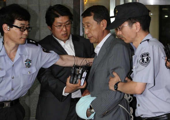 뇌물수수 혐의로 구속된 강무현 전 해양부 장관이 21일 오후 서울 서초동 중앙지검에서 서울구치소로 이송되고 있다.
김진수 기자 <A href="mailto:jsk@hani.co.kr">jsk@hani.co.kr</A> 뇌물수수 혐의로 구속된 강무현 전 해양부 장관이 21일 오후 서울 서초동 중앙지검에서 서울구치소로 이송되고 있다.
김진수 기자 <A href="mailto:jsk@hani.co.kr">jsk@hani.co.kr</A>