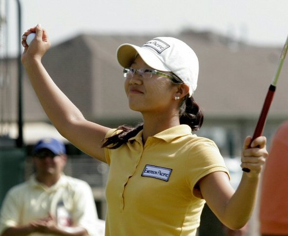 오지영이 20일 미국 일리노이주 스프링필드에서 벌어진 LPGA 스테이트 팜 클래식 골프 토너먼트 연장전 첫 홀에서 버디를 쳐 대만의 청야니를 물리치고 우승한뒤 갤러리에 손을 흔들고 있다(AP=연합뉴스)