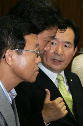 정세균 민주당 대표(오른쪽)가 21일 오전 국회에서 열린 이명박정권 언론장악음모 규탄대회를 겸한 의원총회 도중 원혜영 원내대표(왼쪽부터)와 서갑원 원내수석부대표를 불러 이야기하고 있다. 
 강재훈 선임기자 khan@hani.co.kr