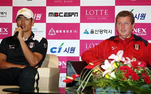 풀럼FC 설기현(왼쪽)과 로이 호지슨 감독이 지난 21일 인천공항을 통해 입국한 뒤 기자회견을 하고 있다. 인천공항/연합뉴스