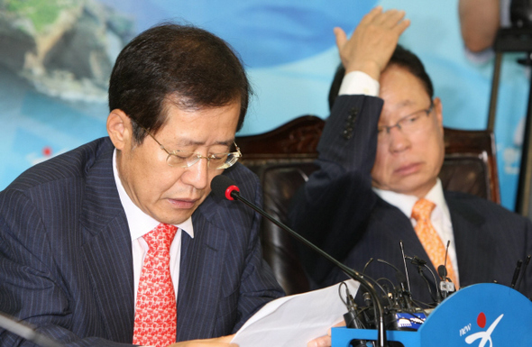 홍준표 한나라당 원내대표(왼쪽)가 24일 오전 서울 여의도 당사에서 열린 최고위원회의에서 이야기하는 동안 박희태 대표가 손으로 머리를 넘기고 있다.  박종식 기자 anaki@hani.co.kr