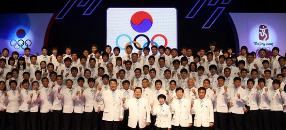 제29회 베이징 올림픽 한국 대표선수단 결단식이 25일 오후 서울 송파구 올림픽공원 안 올림픽홀에서 열려 선수단이 힘차게 파이팅을 외치고 있다. 이종근 기자 root2@hani.co.kr