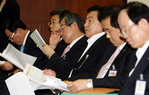 한국전력 등 지식경제부 산하 공기업의 사장 직무대행들이 25일 오전 국회에서 열린 ‘공기업 관련대책 특별위원회’에 참석해 의원들의 질의를 듣고 있다. 최근 공기업 사장들이 정부의 요구로 일괄사직했으나 후임이 임명되지 않아, 부사장, 상임이사, 기획본부장 등이 대신 참석했다.  박종식 기자 anaki@hani.co.kr