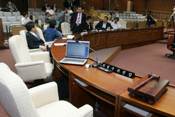 국회 미국산 쇠고기 국정조사 특위가 증인 채택 문제로 여야 간사간 합의점을 찾지 못한 28일 야 3당 의원들이 회의장에서 회의가 열리길 기다리고 있다.
  강재훈 선임기자 khan@hsni.co.kr
