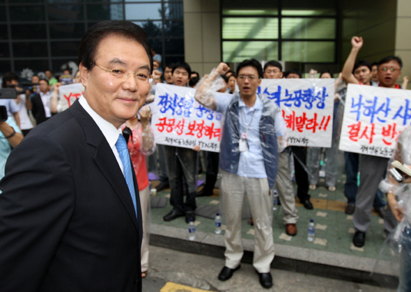  〈와이티엔〉노조는 이명박 대통령 대선 캠프 출신인 구본홍 사장 찬반투표를 제안했으나 대의원들의 반발에 부닥쳐 의견수렴을 더 하기로 했다. 사진은 지난 23일 서울 남대문로 사옥 앞에서 노조원들에 막혀 출근이 저지되자 난감한 표정을 지으며 돌아서고 있는 구 사장의 모습.  탁기형 선임기자 khtak @hani.co.kr
