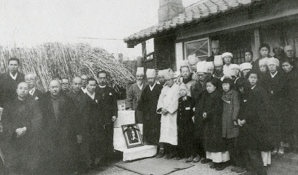 1945년 3월6일 용정의 집에서 치러진 윤동주의 장례식. 영정 사진 왼쪽이 집례를 한 문재린 목사, 오른쪽으로 윤동주의 할아버지 윤하현 장로, 아버지 영석, 동생 일주씨 3대가 서 있다.