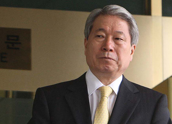 아세안지역포럼 의장성명 파문에 이어 미국 지명위원회의 독도 ‘주권 미지정’ 표기 등 잇따른 외교 실패로 비판을 받고 있는 유명환 외교통상부 장관이 28일 오전 서류를 든 채 서울  도렴동 외교통상부 청사를 나서고 있다.신소영 기자 viator@hani.co.kr