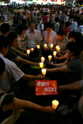 지난 9일 서울 시청앞 광장에 모인 시민들이 촛불로 물음표를 만들어보이고 있다. <한겨레21> 류우종 기자 <A href="mailto:wjryu@hani.co.kr">wjryu@hani.co.kr</A>