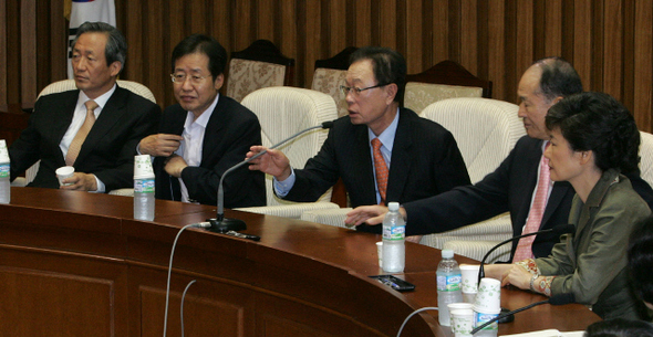 박희태 한나라당 대표(가운데)가 30일 오전 국회에서 열린 최고중진연석회의에서 인사말을 하고 있다. 강재훈 선임기자 khan@hani.co.kr