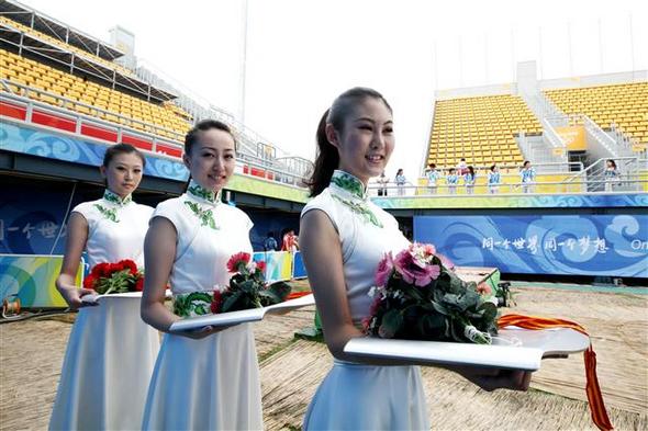 <b>주인 기다리는 꽃다발</b>   베이징올림픽 메달 시상 도우미들이 31일 양궁 경기장에서 열린 시상식 예행연습 도중 미소를 지어 보이고 있다.    베이징/연합뉴스