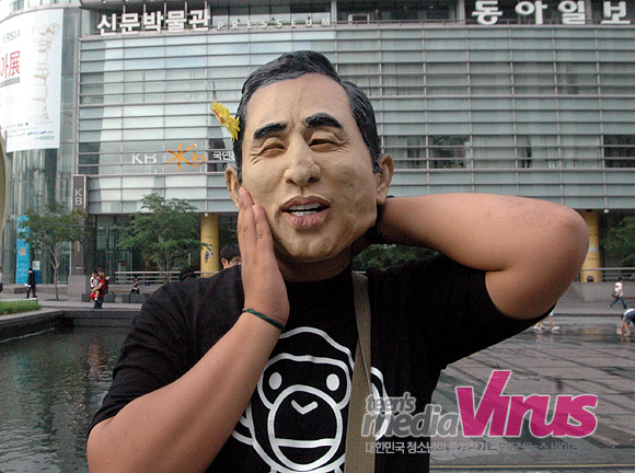 이명박 대통령 가면을 쓰고, 장난스럽게 ‘어머나’ 포즈를 취하는 정 군.  ⓒ 인터넷뉴스 바이러스