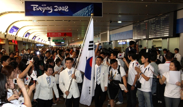 베이징올림픽 한국 선수단 본진이 태극기를 든 양태영을 선두로 1일 베이징 서우두 공항에 도착해 교민들의 환영을 받고 있다.    베이징/올림픽사진 공동취재단