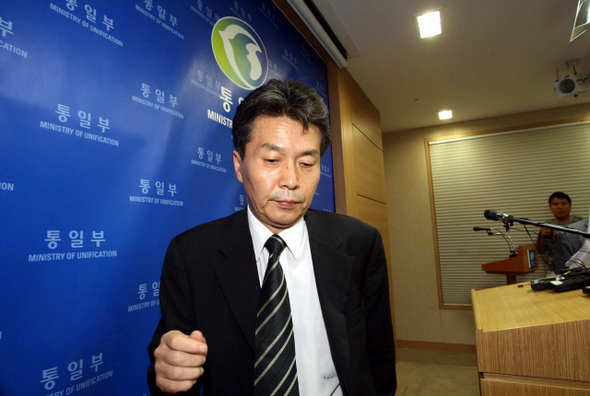 북한 금강산 지역 군부대 대변인이 금강산 지역의 불필요한 남쪽 인원을 추방할 것이라고 밝힌 것에 대해 김호년 통일부 대변인이 3일 서울 종로구 정부중앙청사에서 “북한의 태도를 납득할 수 없다”고 밝힌 뒤 브리핑실을 나서고 있다. 신소영 기자 viator@hani.co.kr 북한 금강산 지역 군부대 대변인이 금강산 지역의 불필요한 남쪽 인원을 추방할 것이라고 밝힌 것에 대해 김호년 통일부 대변인이 3일 서울 종로구 정부중앙청사에서 “북한의 태도를 납득할 수 없다”고 밝힌 뒤 브리핑실을 나서고 있다. 신소영 기자 viator@hani.co.kr