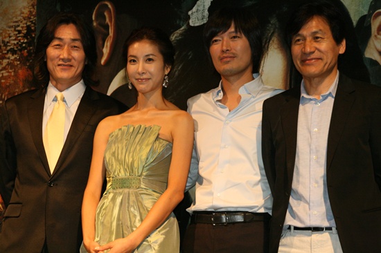 영화 ‘신기전’ 출연진. 허준호, 한은정, 정재영, 안성기(왼쪽부터). 사진 블루카페.