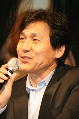 영화 ‘신기전’에 출연한 안성기. 사진 블루카페.