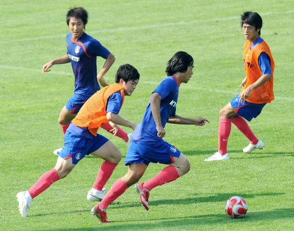  박주영(가운데)이 5일 오전 중국 친황다오 삼림공원 훈련장에서 열린 올림픽 축구대표팀 훈련에서 수비수를 제치고 드리블을 하고 있다.  친황다오/올림픽사진공동취재단