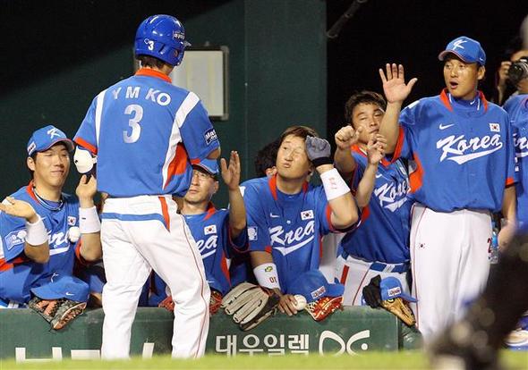 6일 잠실야구장에서 열린 야구 올림픽대표팀 평가전 한국과 쿠바의 경기 5회초 1사 1루, 고영민이 투런 홈런을 친뒤 덕아웃에서 하이파이브를 하고 있다.  (서울=연합뉴스) 