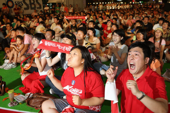 7일 밤 올림픽 축구대표팀의 첫 경기를 응원하러 서울 청계광장 거리응원장에 나온 시민들이 카메룬과 박빙 승부가 계속되자 환성을 지르며 응원하고 있다.김봉규 기자 <A href="mailto:bong9@hani.co.kr">bong9@hani.co.kr</A>