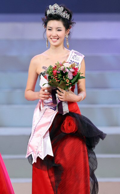 6일 오후 세종문화회관에서 열린 ‘제 52회 미스코리아 선발대회’에서 미스코리아 선에 선발된 김민정이 환하게 웃고 있다. (서울=연합뉴스)