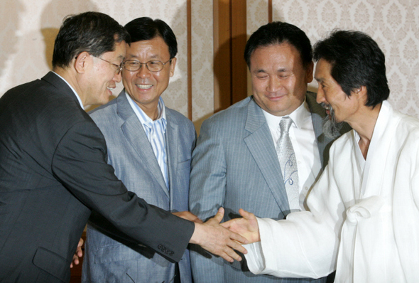 야4당 원내대표들이 7일 오후 국회 귀빈식당에서 모여 악수를 하고 있다. 왼쪽부터 문국현 창조한국당대표, 원혜영 민주당 원내대표, 이상민 자유선진당 원내대표 대행, 강기갑 민노당 대표.  강재훈 선임기자 khan@hani.co.kr
