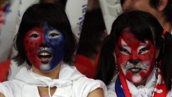 한국응원 = 7일 오후 베이징올림픽 축구 한국과 카메룬의 예선 첫 경기가 열린 친황다오 올림픽센터 스타디움에서 한국 응원단이 승리를 기원하고 있다. 1-1 무승부. 친황다오/연합뉴스