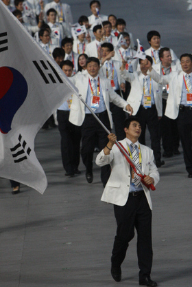 한국 선수단이 8일 태극기를 든 장성호를 선두로 베이징올림픽 개막식에 들어오고 있다. 베이징/올림픽사진공동취재단