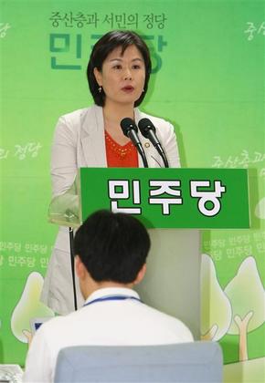 김유정 민주당 대변인이 10일 서울 당산동 당사에서 유한열 한나라당 상임고문의 국방부 납품 청탁 뇌물수수 사건과 관련해 “검찰이 맹형규 청와대 수석과 공성진 한나라당 의원 등의 관련 여부를 철저히 수사해야 한다”고 촉구하고 있다. 연합뉴스 김유정 민주당 대변인이 10일 서울 당산동 당사에서 유한열 한나라당 상임고문의 국방부 납품 청탁 뇌물수수 사건과 관련해 “검찰이 맹형규 청와대 수석과 공성진 한나라당 의원 등의 관련 여부를 철저히 수사해야 한다”고 촉구하고 있다. 연합뉴스