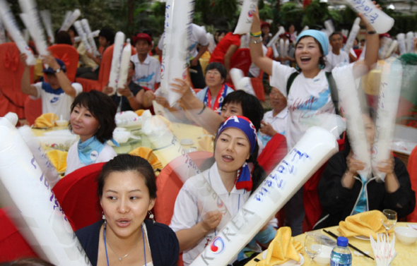 남북 공동응원단인 ‘2008 베이징올림픽 코리아응원단’이 11일 밤 베이징 시내의 한 음식점에 모여 남자유도 73㎏급 결승에 진출한 왕기춘을 대형 화면으로 지켜보며 응원을 펼치고 있다. 베이징/강창광 기자 <A href="mailto:chang@hani.co.kr">chang@hani.co.kr</A>