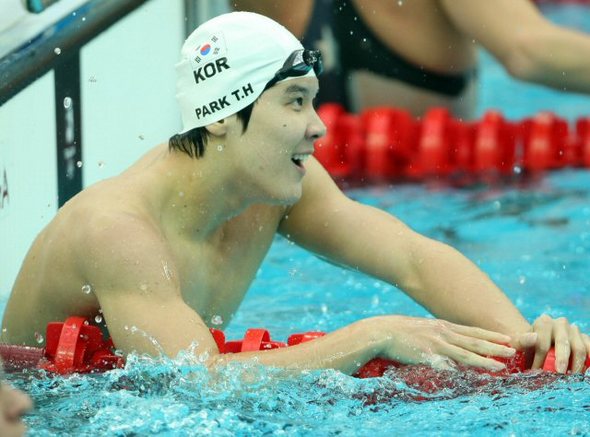 박태환 자유형 200m 은메달 추가 = ‘마린보이‘ 박태환이 12일 오전 베이징 국가아쿠아틱센터(워터큐브)에서 열린 수영 남자 자유형 200m 결승전에서 은메달을 확정지은 후 밝은 표정으로 전광판을 확인하고 있다. 베이징/연합뉴스